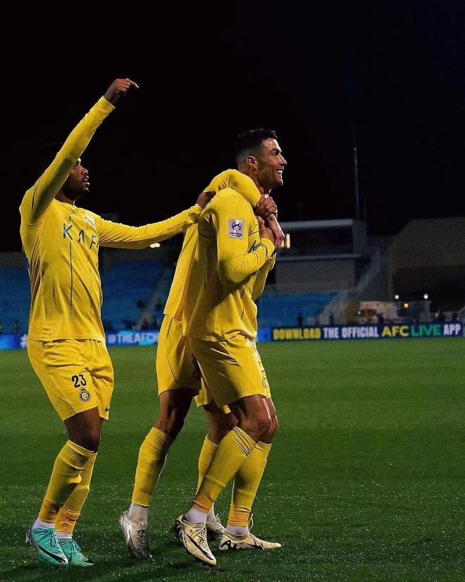 C罗重返赛场，比赛局势复杂首场状态出色，DWG观众沸腾！